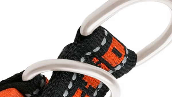 Detalhe da argola de metal de um peitoral laranja e preto