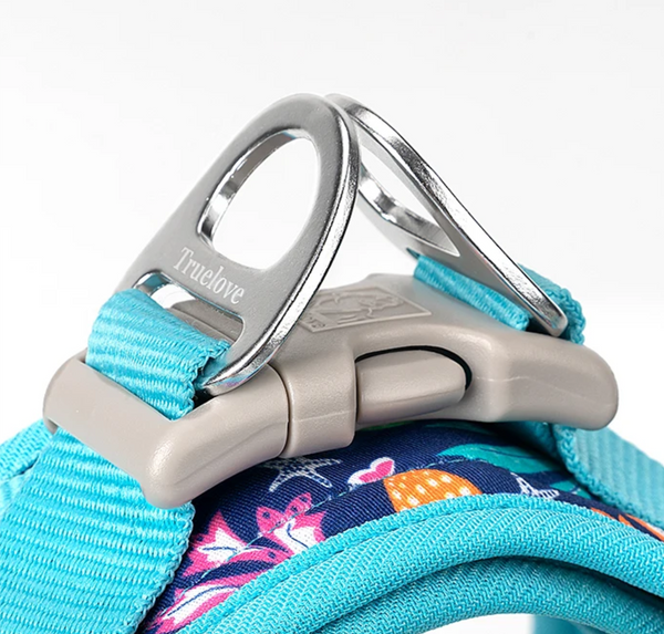 Detalhe da argola dupla de metal de um peitoral azul estampado