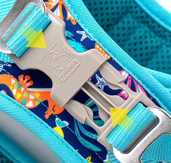 Detalhe do fecho de engate rápido de um peitoral estampado